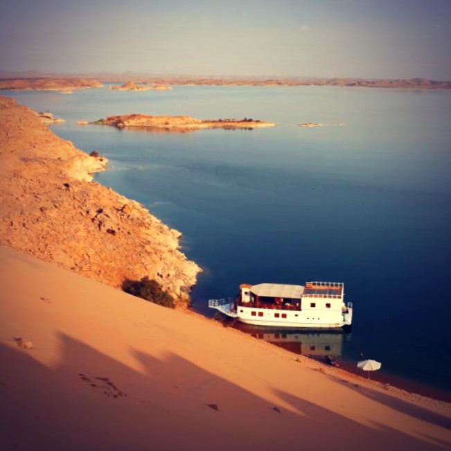 Notre bateau de croisière, sanctuaire de tranquillité, isolé dans une crique déserte aux eaux cristallines du lac Nasser. Vivez une aventure hors des sentiers battus.