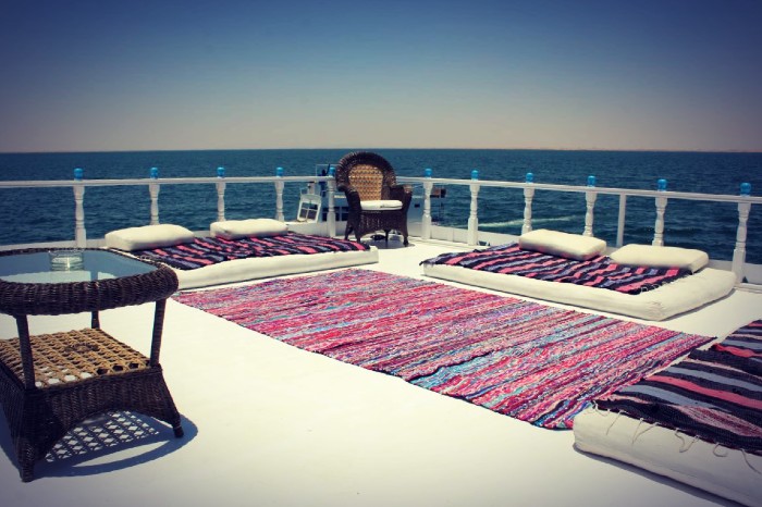 Poste d'observation par excellence : le sundeck de notre bateau de croisière sur le lac Nasser. C'est ici que se vivent les plus belles contemplations des temples lointains et des rives désertiques, au rythme lent de votre voyage.
