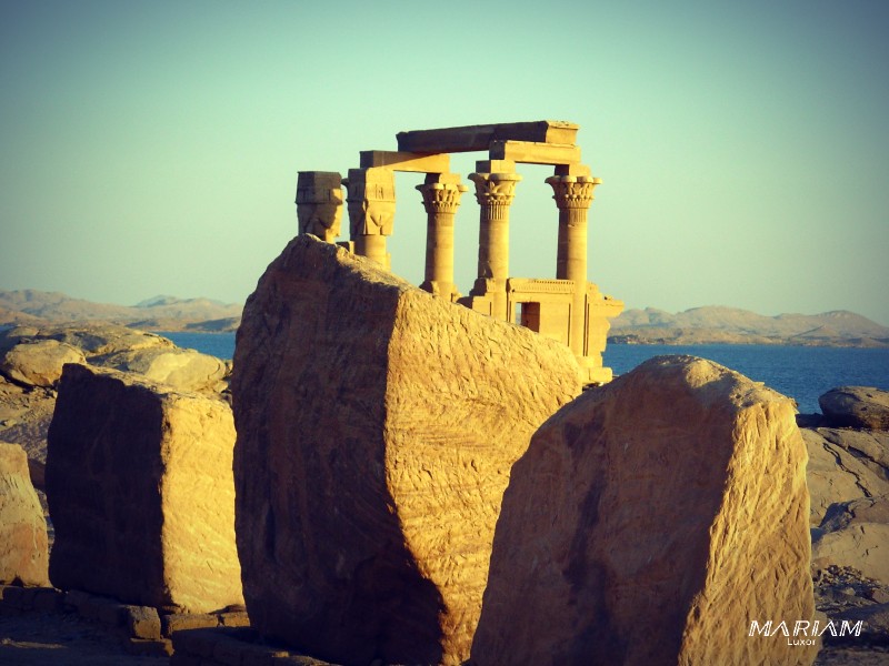 Le kiosque de Qertassi, élégant petit temple à colonnes papyriformes, devant l'immensité du lac Nasser sur le site de Kalabsha.