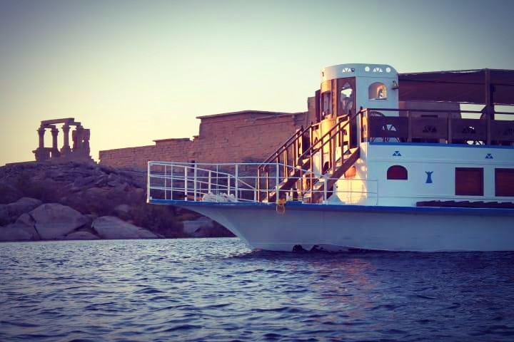 Le safarie-boat Queen Tiyi, navire intimiste pour 10 passagers, naviguant sur les eaux sereines du lac Nasser en Nubie.