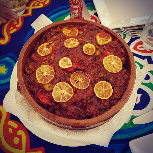 Plat principal généreux à base de viande et légumes cuisinés à la nubienne, servi lors des repas à bord de la croisière sur le Lac nasser.