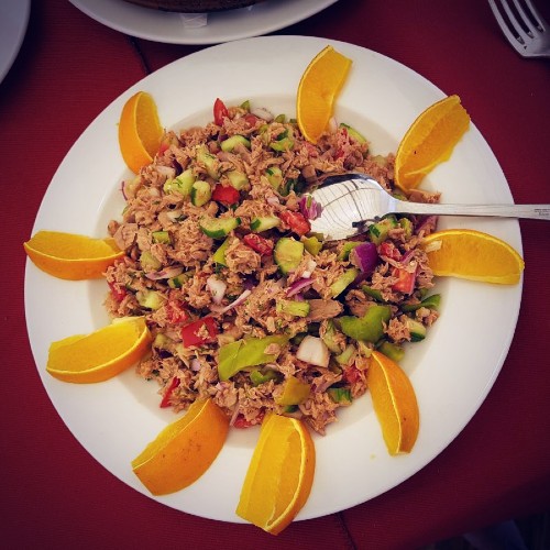 Présentation d'une entrée froide nubienne, aux couleurs locales, servie à bord du Queen Tiyi en croisière sur le lac Nasser.