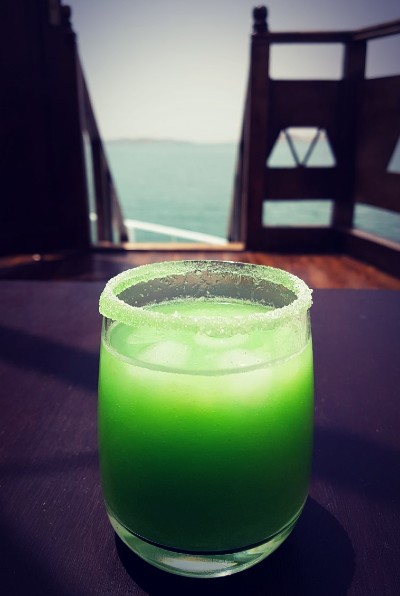 Moment de détente avec un rafraîchissement au bar du pont supérieur du Queen Tiyi, vue panoramique sur le lac Nasser.