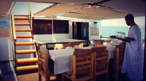 Service du repas à la table commune au cours de la croisière sur le Lac Nasser, moment de partage autour d'une cuisine nubienne généreuse.