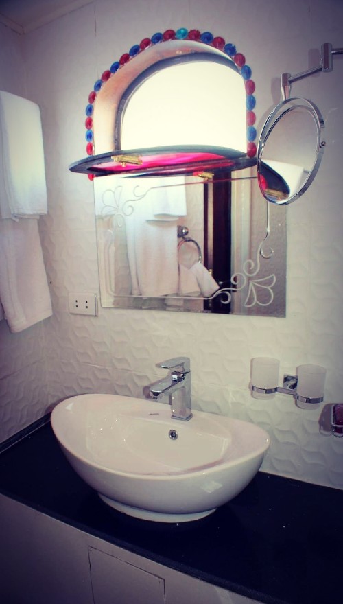 Salle de bain privative d'une cabine du Queen Tiyi, avec douche à l'italienne et rangements, pour votre confort à bord sur le lac Nasser