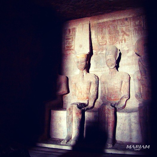 Jeu de lumière et d'ombre dans le Saint des Saints du temple d'Abou Simbel, moment mystique de la croisière en Nubie.