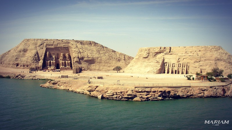 Vue exclusive depuis le pont : les temples d'Abou Simbel se dévoilant dans une quiétude absolue, point d'orgue de la croisière sur le lac Nasser.