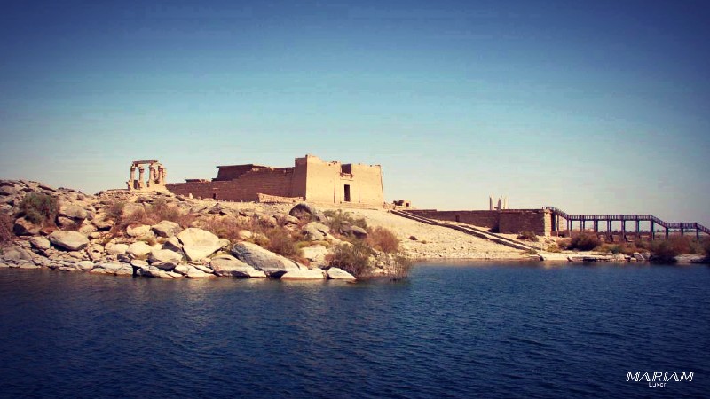 Vue imprenable depuis le pont d'une croisière sur le lac Nasser : le grand temple de Kalabsha se dressant sur sa presqu'île désertique.