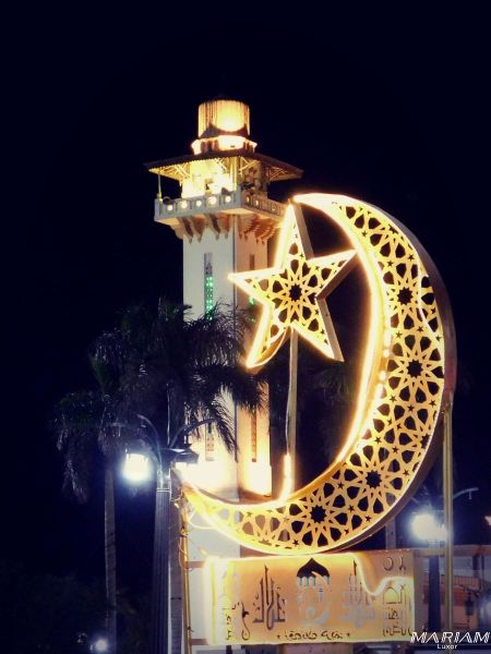 Décoration géante lumineuse de Ramadan devant une mosquée en Egypte