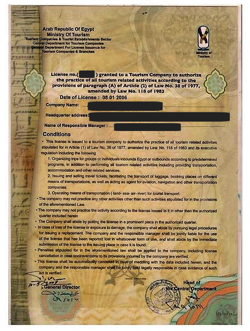 Gros plan sur une licence officielle d'agence de tourisme égyptienne (catégorie A) délivrée par le Ministry of Tourism & Antiquities (MOTA). On distingue le sceau officiel, le numéro de licence (format TO. XXX) et les informations de l'entreprise. Document à demander pour vérifier la légalité d'un prestataire.
