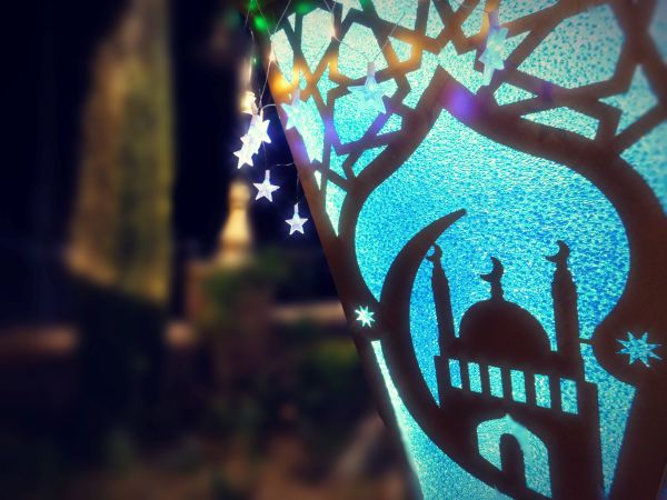 Fanous, lanterne de Ramadan traditionnelle de taille géante décorant la corniche de Louxor durant Ramadan