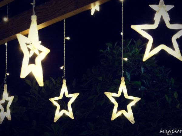 guirlandes lumineuses traditionnelles ornant maisons et balcons durant le Ramadan en Egypte