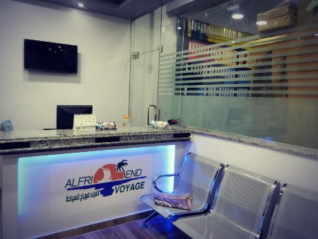 Intérieur des bureaux de l'agence de voyage Alfriend Voyage en Égypte. Une salle de réunion ou un espace d'accueil moderne et professionnel où l'équipe travaille à l'organisation des voyages.