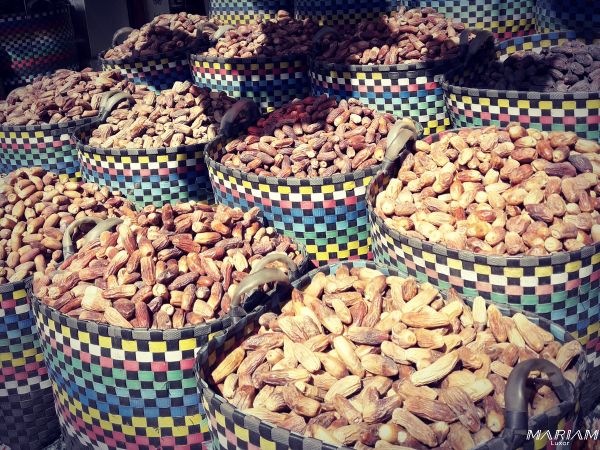 Multiple paniers traditionnels en osier remplis de dattes  prêtes à être consommées pour la rupture du jeûne (Iftar) pendant le Ramadan en Égypte.