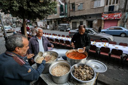 préparation du repas de rupture du jeune offert gratuitement à tous ceux qui le désirent, pauvres, voisins, amis durant le mois de Ramadan en Egypte