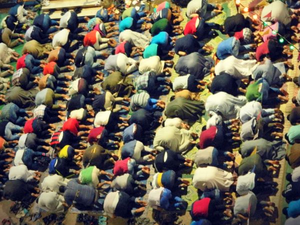 La prière du Tarawih, l'un des moments spirituels les plus forts du Ramadan en Egypte, rassemble tant de fidèles qu'elle s'étend souvent à l'extérieur des mosquées, créant des scènes de ferveur collective impressionnantes et paisibles.