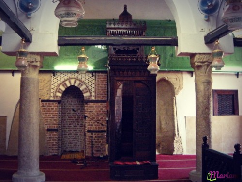 Intérieur mosquée Abou el-Haggag Louxor minbar chaire et mihrab niche prière décoration bois islamique