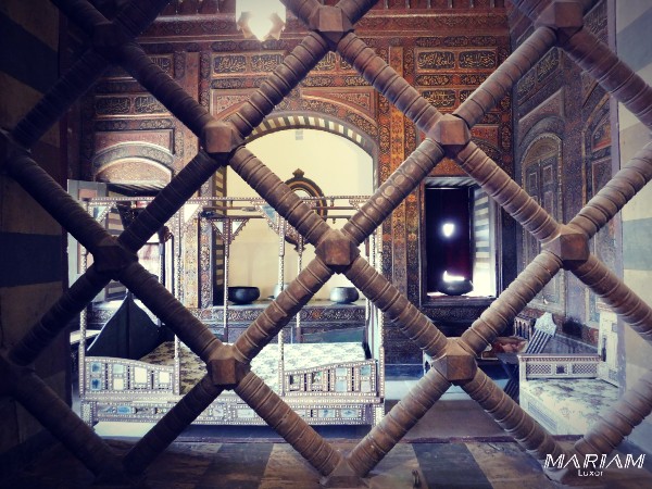 Intérieur palais Gayer Anderson chambre traditionnelle moucharabiehs bois ouvragé Caire Égypte musulmane