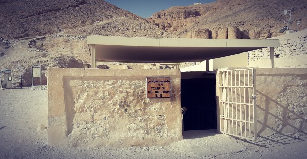 Entrée de la tombe KV62 de Toutânkhamon dans la Vallée des Rois à Louxor