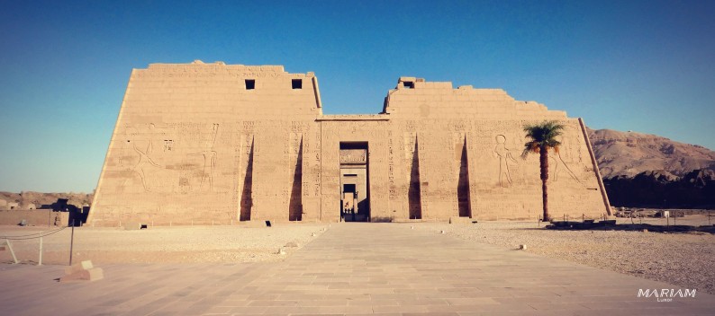 Vue d'ensemble du temple de Medinet Habu avec son imposant pylône d'entrée, rive ouest de Louxor