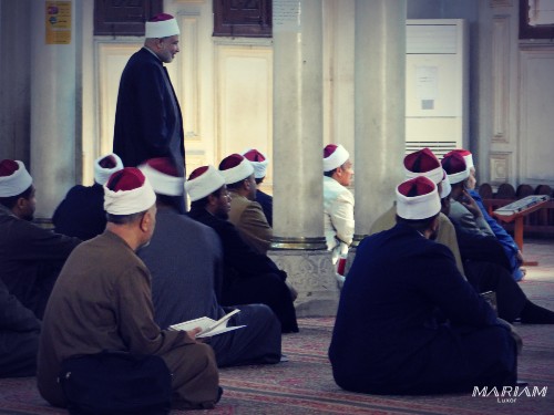Fidèles étudiant Coran dans mosquée de Qena cercle lecture religieux islamique Haute-Égypte