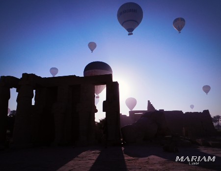 Ramesseum au lever du soleil avec des montgolfières survolant la rive ouest de Louxor