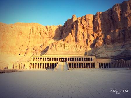 Vue d'ensemble du temple d'Hatchepsout se détachant sur le cirque rocheux de Deir el-Bahari, rive ouest de Louxor