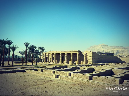 Vue générale du temple de Séthi Ier se détachant sur la montagne thébaine à Qurna, rive ouest de Louxor