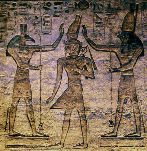 Relief du grand temple d'Abou Simbel représentant le pharaon Ramsès II couronné par les dieux Seth et Horus, symboles de la royauté sur les Deux Terres.