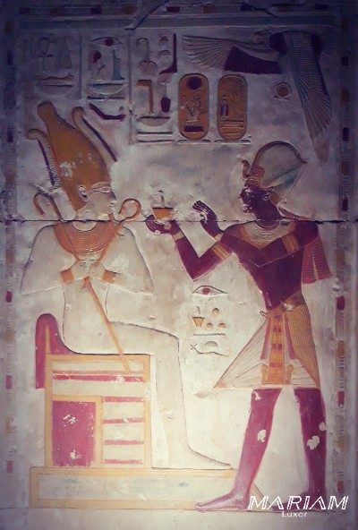 Relief du temple de Séthi Ier à Abydos représentant le pharaon offrant de l'encens à Osiris, assis sur son trône de souverain de l'au-delà