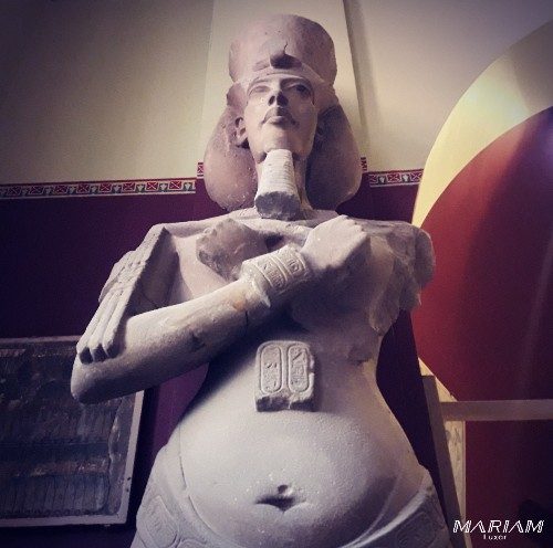 Colosse d'Akhenaton au Musée Égyptien du Caire, représentant le roi avec un ventre bombé et des hanches larges, caractéristiques de l'art amarnien.
