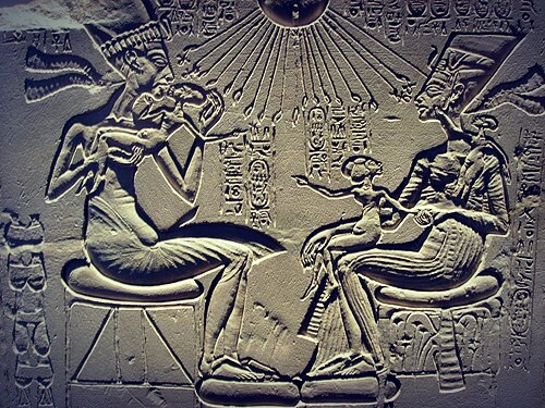 Autel domestique amarnien représentant Akhenaton, Néfertiti et leurs filles sous les rayons du dieu Aton, calcaire, vers 1340 av. J.-C.
