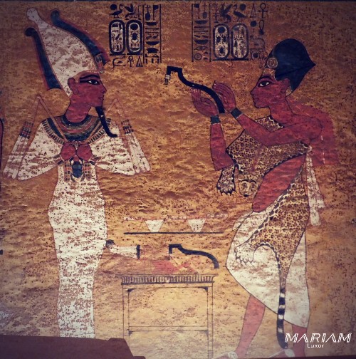 Relief mural de la chambre funéraire de Toutânkhamon (KV62) représentant le vizir Aÿ, coiffé du khépresh et vêtu de la peau de léopard du prêtre-sem, pratiquant le rituel de l'ouverture de la bouche sur la momie du défunt roi, qui a l'aspect d'Osiris