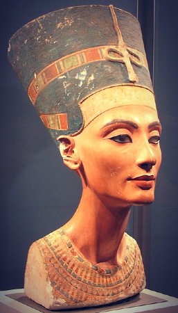 célèbre buste de la reine Néfertiti exposé à Berlin
