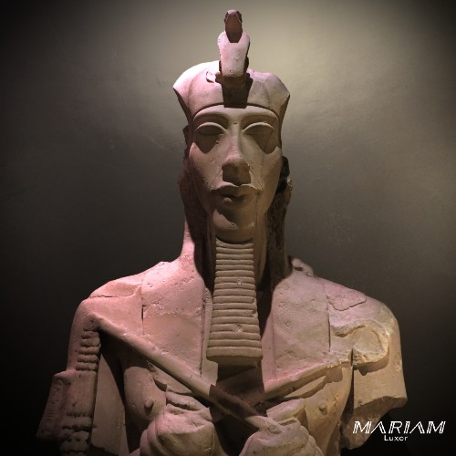Buste en grès d'Akhenaton, conservée au Musée de Louxor. Provenant du temple d'Aton à Karnak, cette sculpture illustre les traits caractéristiques de l'art amarnien.