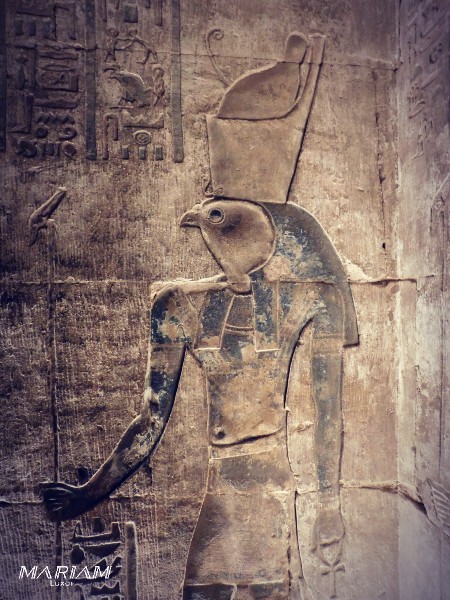 Relief ptolémaïque du temple d'Edfou représentant le dieu faucon Horus, coiffé du pschent, tenant le sceptre ouas et le signe ankh.