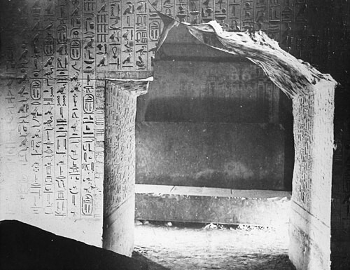 Photographie ancienne de la chambre funéraire de la pyramide d'Ounas à Saqqara, montrant les Textes des Pyramides gravés en hiéroglyphes sur les murs de calcaire.