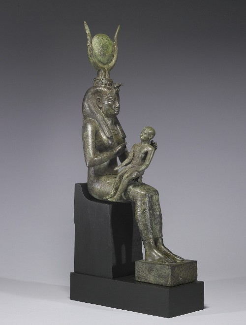 Statue égyptienne en bronze représentant la déesse Isis assise, allaitant son fils Horus enfant, coiffée de la couronne hathorique, Walters Art Museum (inv. 54416).