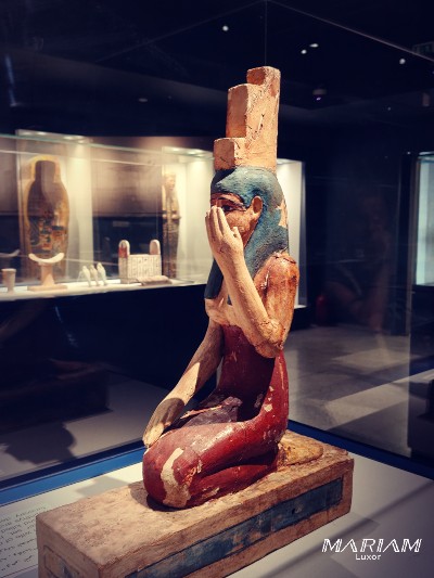 Statuette en bois de la déesse Isis, coiffée de son attribut distinctif en forme de trône, conservée au Musée de la Momification de Louxor.