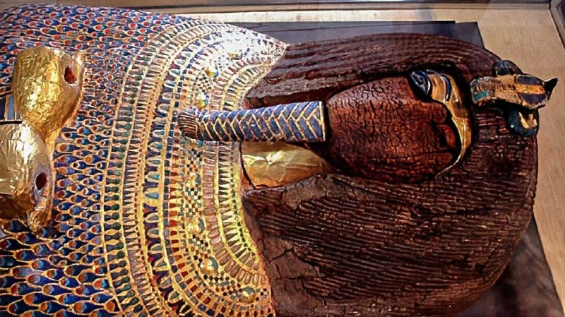 Cercueil royal en bois doré de la période amarnienne, retrouvé dans la tombe KV55, montrant les traces de damnatio memoriae : visage brisé, noms effacés, parties dorées arrachées. Musée du Caire 