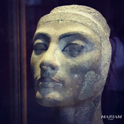 Buste inachevé en quartzite de la reine Néfertiti, découvert dans l'atelier du sculpteur Thoutmès à Amarna et conservé au Musée Égyptien du Caire.