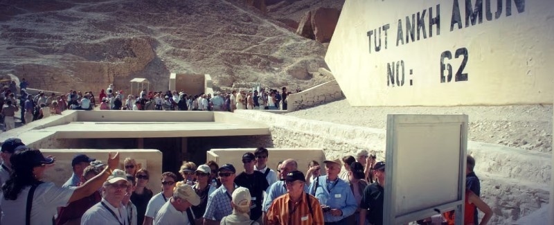 File d'attente de visiteurs devant l'entrée de la tombe KV62 de Toutânkhamon dans la Vallée des Rois à Louxor
