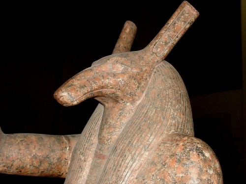 Tête du Dieu Seth - détail du groupe statuaire en granit rose représentant le pharaon Ramsès III couronné par les dieux Seth et Horus, provenant de Médinet Habou et conservé au Musée Égyptien du Caire (JE 31628).