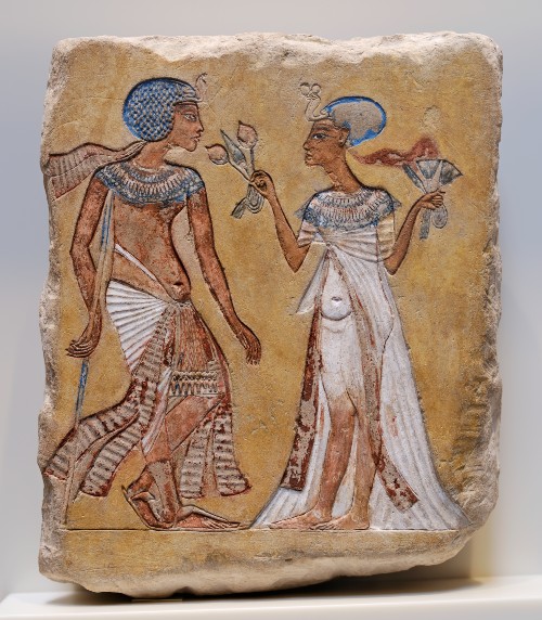 Scène du style amarnien tardif : un roi s'appuyant sur un bâton reçoit un bouquet de fleurs de sa reine, dans un jardin. Attribué à Akhenaton et Néfertiti, Smenkhkarê et Mérytaton, ou Toutânkhamon et Ânkhésénamon – Neues Museum, Berlin.