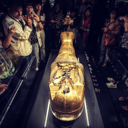 Sarcophage extérieur en bois doré de Toutânkhamon exposé dans la galerie Toutânkhamon du Grand Musée Égyptien (GEM) à Gizeh, Le Caire