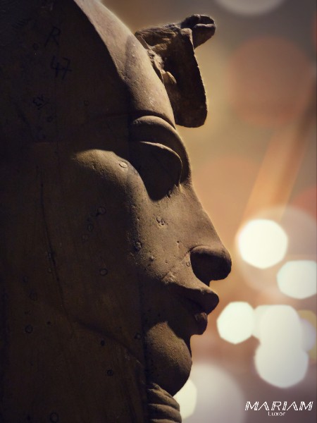 Tête de la statue colossale d'Akhenaton au musée de Louxor, style amarnien