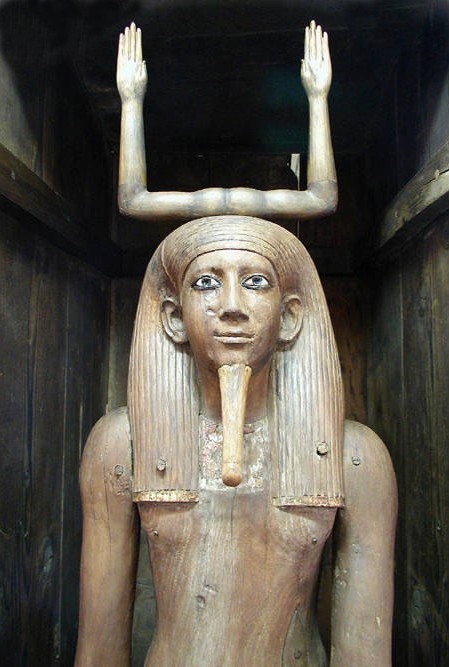 Statue en bois grandeur nature du roi Hor (XIIIe dynastie) représenté comme son double spirituel, le Ka. Le roi est debout, nu, portant un large collier et un signe hiéroglyphique du Ka sur la tête. Musée égyptien du Caire