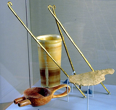 crochets destinés au prélèvement du cerveau lors du processus de momification - musée de la momification de Louxor