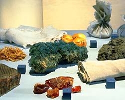 bandelettes et substances utilisées dans le processus de momifications exposées au musée de la momification de Louxor