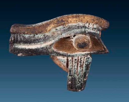 Amulette égyptienne en faïence bleue ou en pierre représentant l'Œil d'Horus (oudjat), symbole de protection, de guérison et d'intégrité.